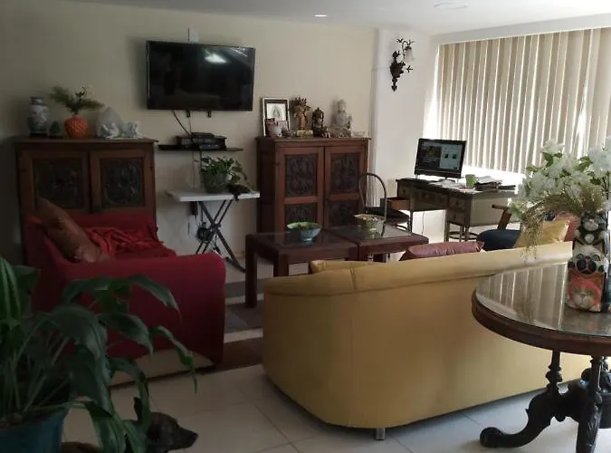Charming Sunny Bedroom Overlooking Beautiful Amsterdam Avenue In Condesa Area Alloggio in famiglia Città del Messico