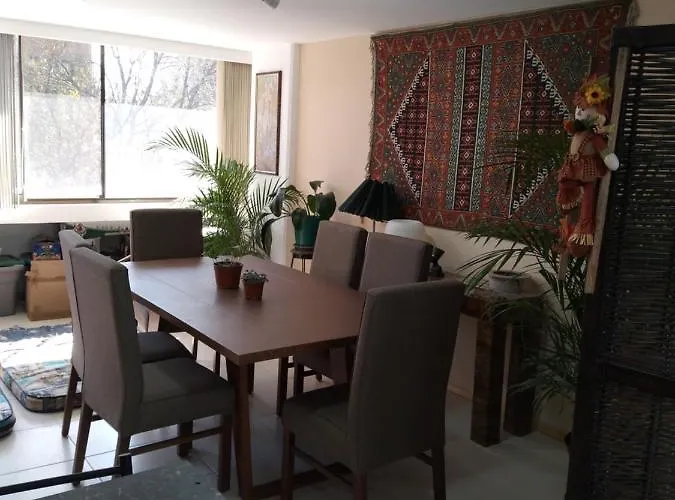 Charming Sunny Bedroom Overlooking Beautiful Amsterdam Avenue In Condesa Area Alloggio in famiglia *