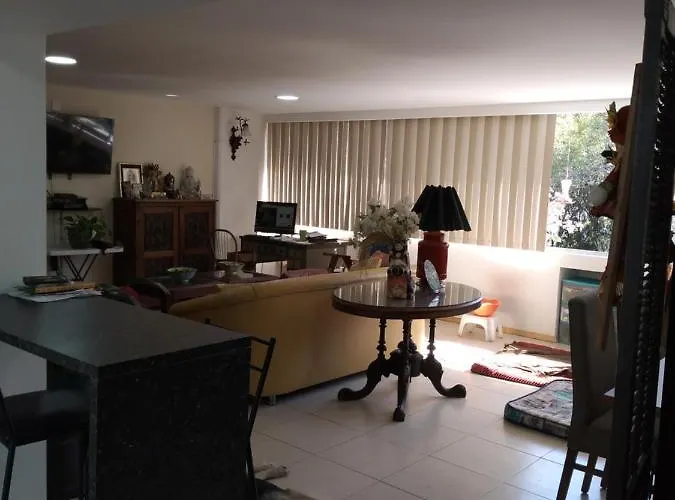 Alloggio in famiglia Charming Sunny Bedroom Overlooking Beautiful Amsterdam Avenue In Condesa Area