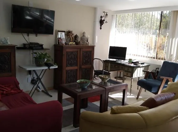 Alloggio in famiglia Charming Sunny Bedroom Overlooking Beautiful Amsterdam Avenue In Condesa Area *