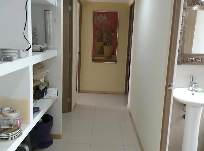 Charming Sunny Bedroom Overlooking Beautiful Amsterdam Avenue In Condesa Area Città del Messico