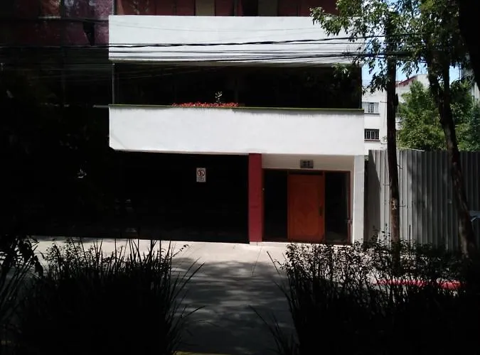 Charming Sunny Bedroom Overlooking Beautiful Amsterdam Avenue In Condesa Area Alloggio in famiglia *